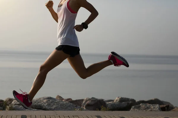 Fitness Sportswoman Corrida Treinamento Para Maratona Costa Ensolarada — Fotografia de Stock