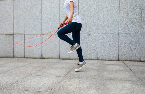 Unga Fitness Kvinna Hoppa Hopprep Mot Stadsmuren — Stockfoto