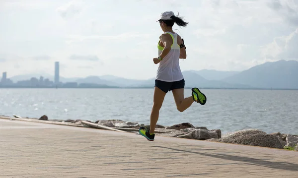 Fitness Idrottskvinna Kör Och Lyssna Musik Sunny Coast — Stockfoto