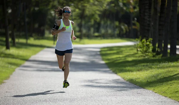 Deportiva Mujer Fitness Corriendo Escuchando Música Soleado Parque — Foto de Stock