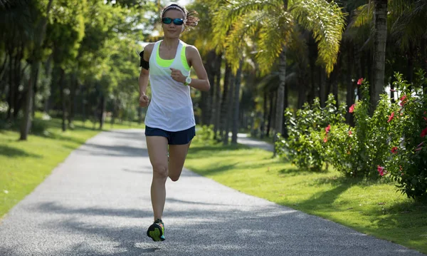 Sportieve Fitness Vrouw Running Luisteren Muziek Sunnypark — Stockfoto