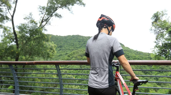Donna Ciclista Prendendo Riposo Sul Punto Veiw Durante Guida Mountain — Foto Stock