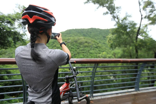 Donna Ciclista Scattare Foto Con Smartphone Sul Punto Veiw Durante — Foto Stock