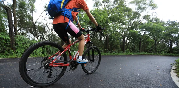 Mujer Ciclista Montando Bicicleta Montaña Sendero Selva Tropical — Foto de Stock