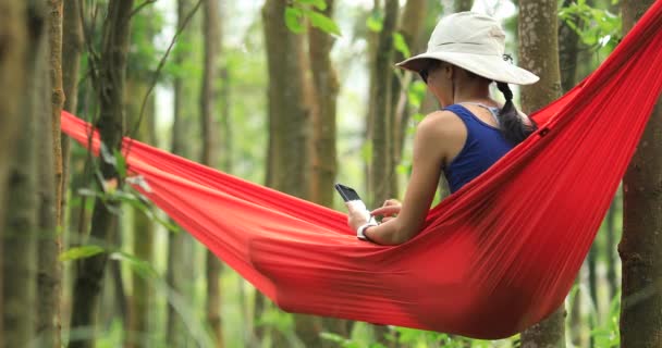 Vrouw Ontspannen Hangmat Met Smartphone Tropisch Regenwoud — Stockvideo