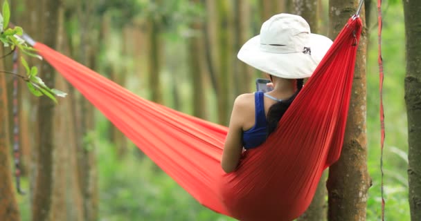 Tropikal Yağmur Ormanlarında Akıllı Telefon Ile Hamakta Dinlenen Kadın — Stok video
