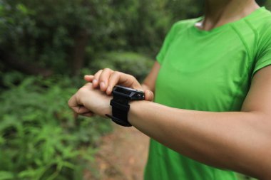 Uunner koşmaya hazır sportswatch bakıyor