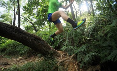 Tropikal yağmur ormanlarında ultra maraton koşucusu ülke genelinde koşuyor