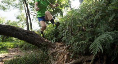 Tropikal yağmur ormanlarında ultra maraton koşucusu ülke genelinde koşuyor