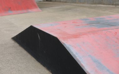 Boş açık paten parkı rampaları