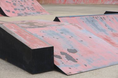 Boş açık paten parkı rampaları 