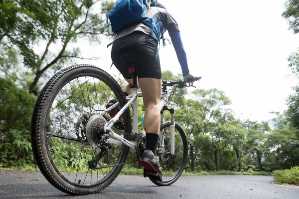 Woman Cyclist Riding Mountain Bike Tropical Rainforest Trail — Stock Photo, Image