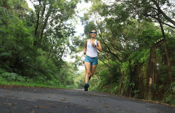 サマーパークトレイルを走る女性ランナー 健康的なフィットネス女性は屋外でジョギング — ストック写真
