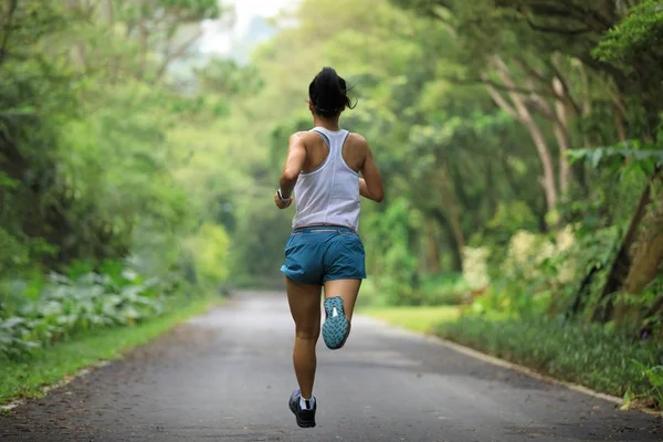 Vrouwelijke Hardloper Zomerparkparcours Gezonde Fitness Vrouw Joggen Buiten — Stockfoto