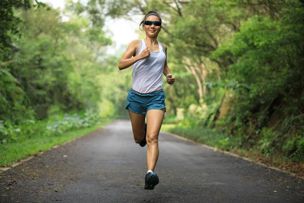 女赛跑选手在夏季公园小径上跑步 健康的健康女性在户外慢跑 — 图库照片