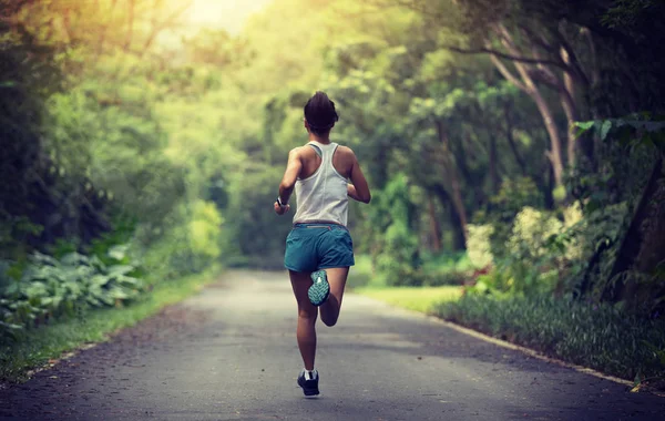 Yaz Parkında Koşan Bir Bayan Koşucu Sağlıklı Kadın Dışarıda Koşuyor — Stok fotoğraf
