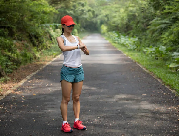 Asiatische Läuferin Stellt Sportuhr Vor Dem Lauf Auf Tropischem Regenwaldpfad — Stockfoto