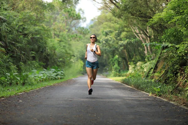 女赛跑选手在夏季公园小径上跑步 健康的健康女性在户外慢跑 — 图库照片