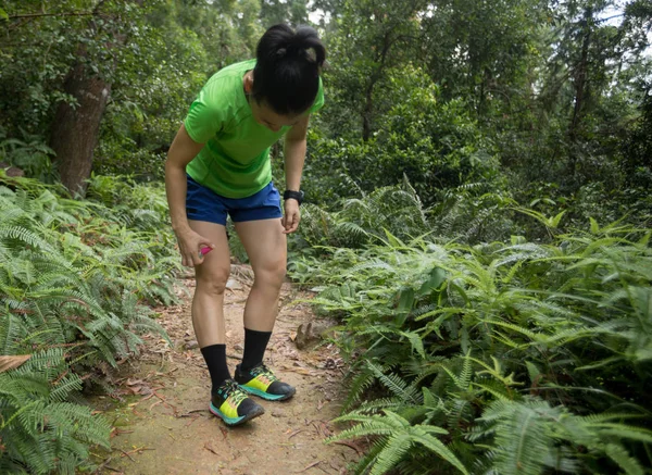 Mulher Corredor Trilha Pulverizando Repelentes Insetos Pele Verão Floresta Tropical — Fotografia de Stock