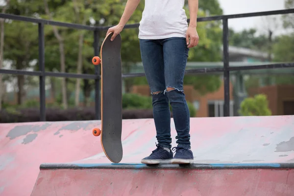 Skateboarder Skateboarding Rampa Skatepark Ciudad —  Fotos de Stock