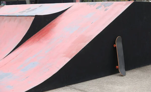 空の屋外スケートパークランプ — ストック写真