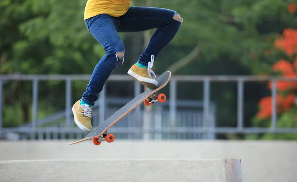 滑板滑板在 Skatepark 坡道上 — 图库照片