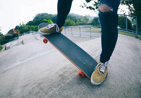 Skateboarder Skateboarding Skatepark City — Stock Photo, Image