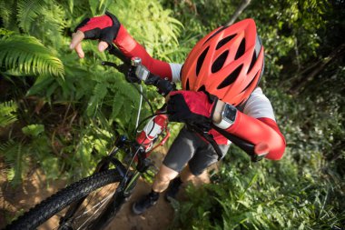 Yorgun kadın bisikletçi tropikal ormanda kros bisiklet ilerlerken bir dinlenme var