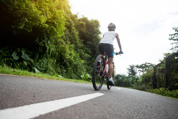 Kerékpáros Lovaglás Mountain Bike Trópusi Esőerdő Nyomvonal — Stock Fotó