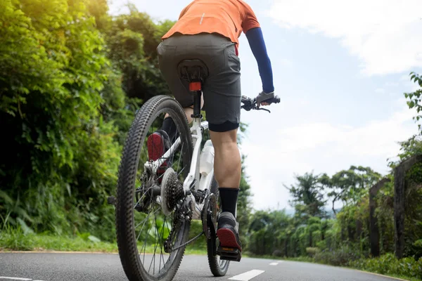 Mulher Ciclista Montando Bicicleta Montanha Trilha Floresta Tropical — Fotografia de Stock
