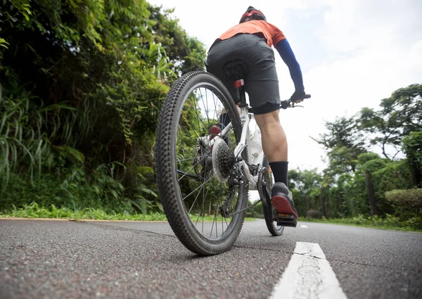 Kvinna Cyklist Ridning Mountainbike Tropiska Regnskog Trail — Stockfoto