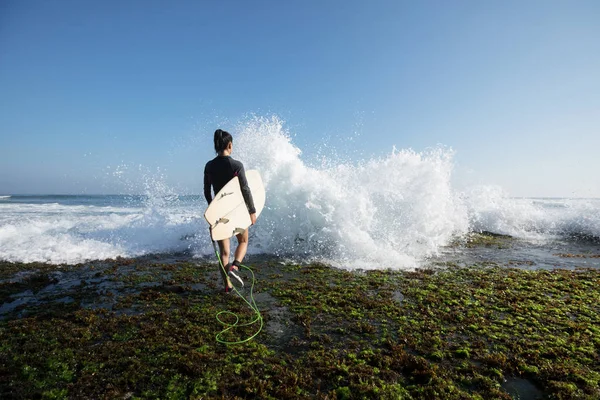 Vrouw Surfer Met Surfplank Gaan Surfen Grote Golven — Stockfoto