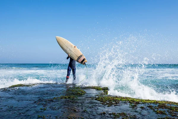 Vrouw Surfer Met Surfplank Gaan Surfen Grote Golven — Stockfoto