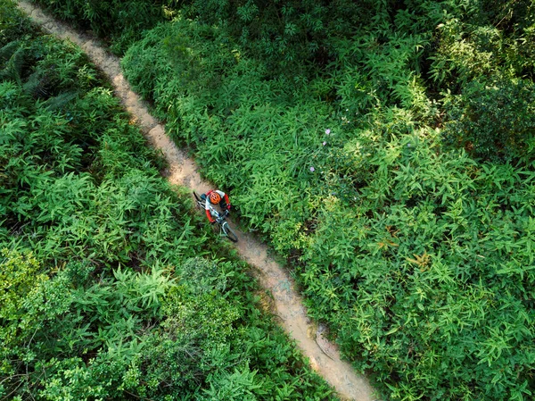 Aerail Widok Cross Country Kolarstwo Kobieta Rowerzysta Rowerem Górskim Chodzenie — Zdjęcie stockowe