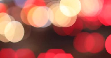 Gece şehir ışıkları. Arabalar meşgul karayolu üzerinde ufuk hareketi