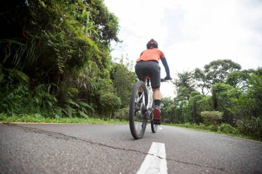 Bisiklet yolunda dağ bisikleti sürme kadın bisikletçi