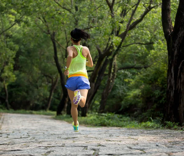 年轻的健身女人径赛跑者在森林中运行 — 图库照片