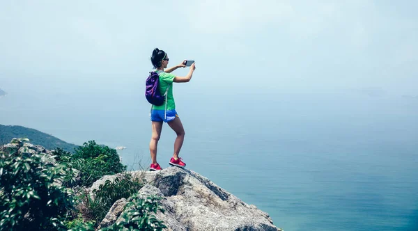 Framgångsrik Kvinna Vandrare Bild Med Smartphone Seaside Mountain Top — Stockfoto