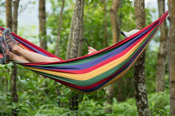 Entspannung Der Hängematte Smartphone Tropischen Regenwald — Stockfoto