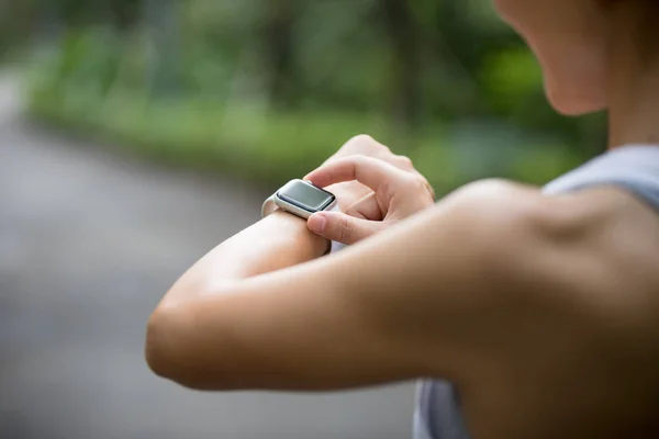 Asian Kobieta Biegacz Ustawić Sportowy Zegarek Przed Uruchomieniem Tropikalny Szlak — Zdjęcie stockowe