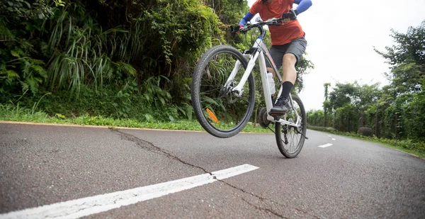 Mujer Ciclista Montando Bicicleta Montaña Sendero Selva Tropical — Foto de Stock