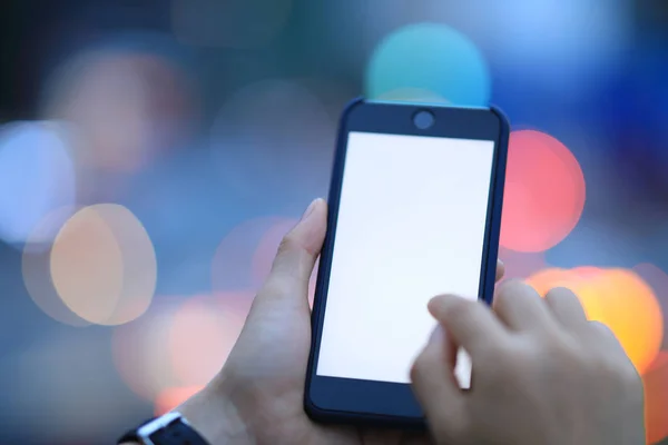 Tangan Menunjuk Jari Pada Layar Smartphone Malam Hari — Stok Foto