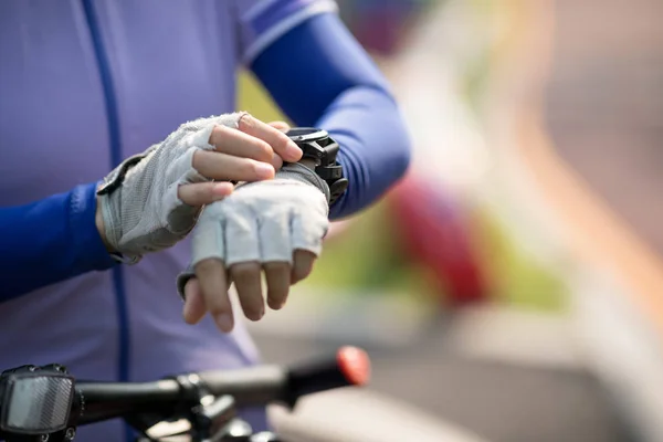 Ridning Park Bike Path Ställ Smartwatch Medan Ridning Cykel Solig — Stockfoto