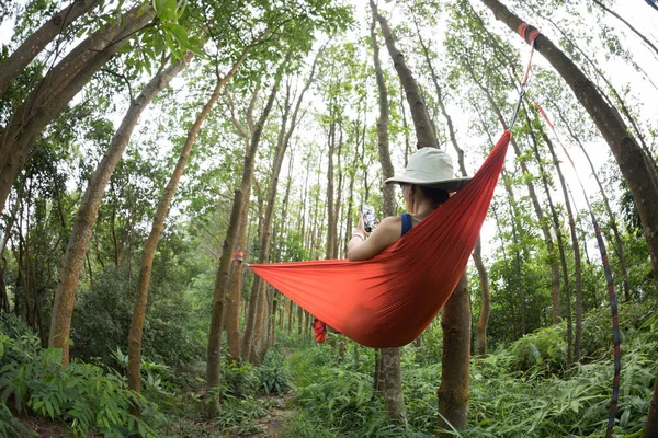 Mulher Relaxante Rede Com Smartphone Floresta Tropical — Fotografia de Stock