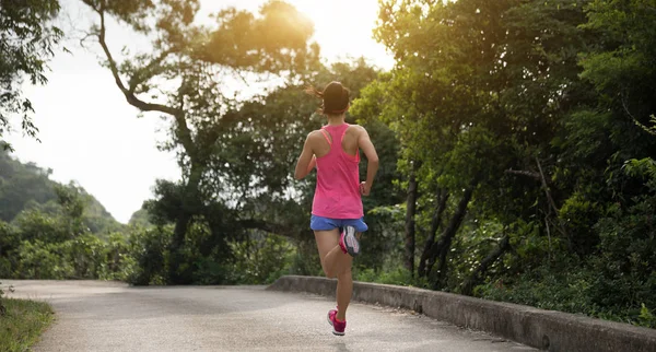 运动年轻女子在运动服小径运行在森林山路 健身女孩在香港慢跑 — 图库照片
