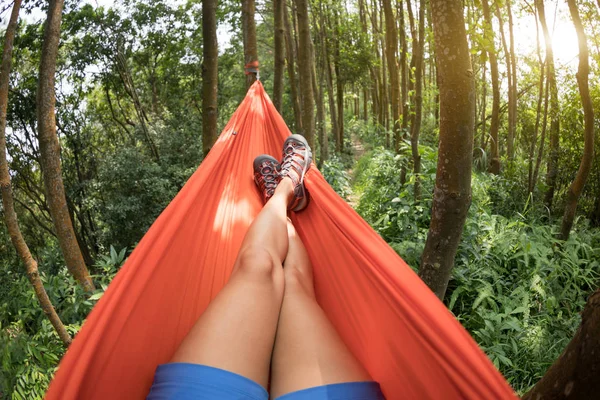 Mujer Relajante Hamaca Con Smartphone Selva Tropical — Foto de Stock