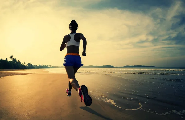 Спортивная Спортсменка Бегает Пляжу Восходе Солнца — стоковое фото