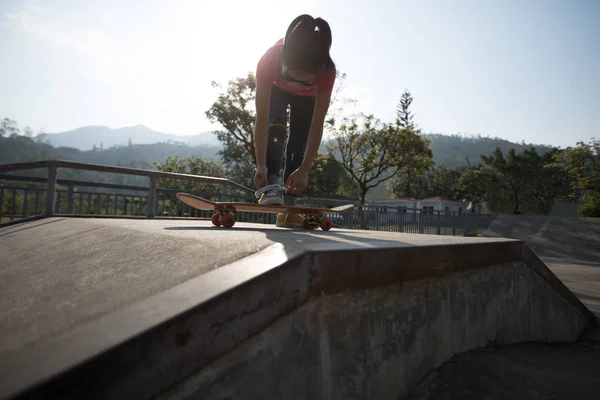 Skateboardista Vázání Tkaničky Skatepark Rampa — Stock fotografie