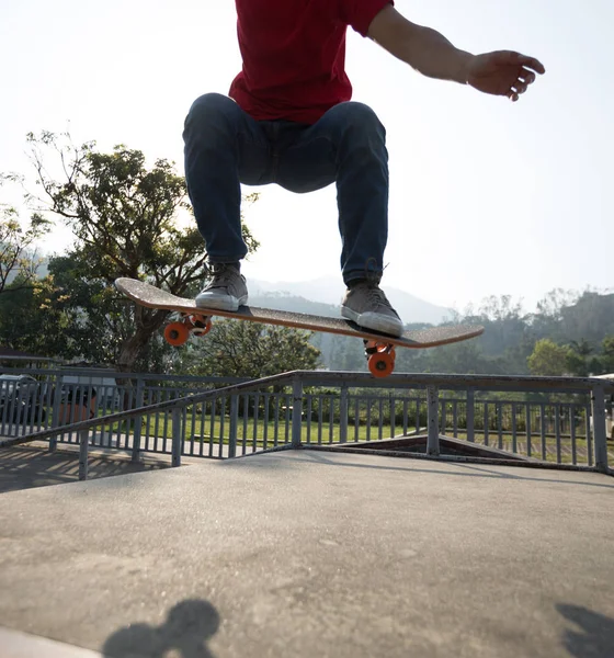 Skateboarder Skateboarding Rampa Del Skatepark — Foto de Stock