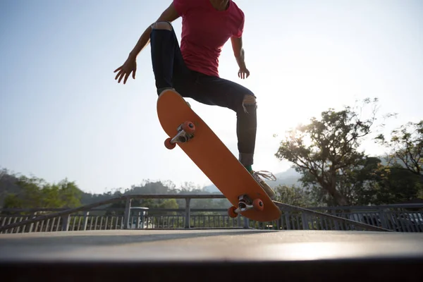 Skateboarder Σκέιτμπορντ Στη Ράμπα Skatepark — Φωτογραφία Αρχείου